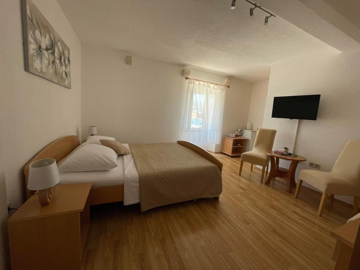 Apartment Room Parcina Trogir Bagian luar foto