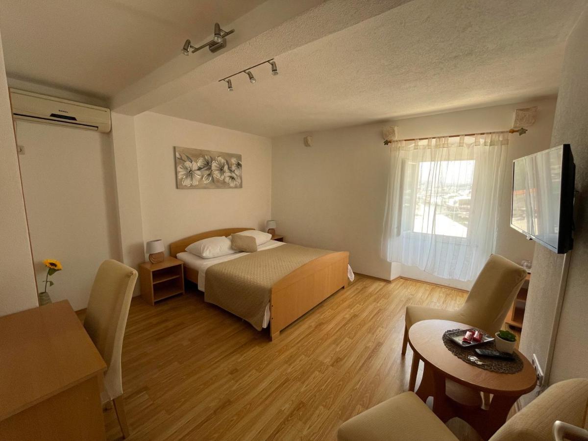 Apartment Room Parcina Trogir Bagian luar foto